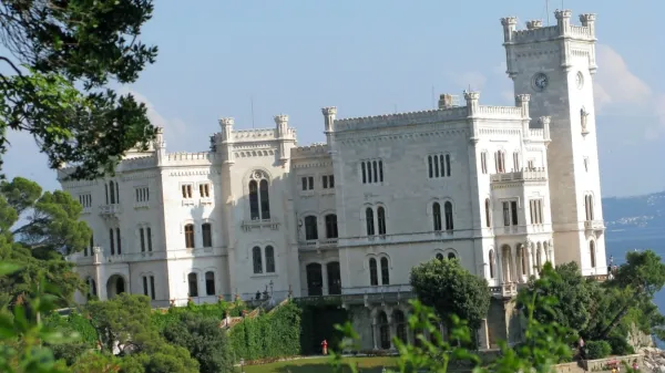 Turisti v Proseku zaman iščejo smerokaze, ki bi jih usmerili do 
Miramara.