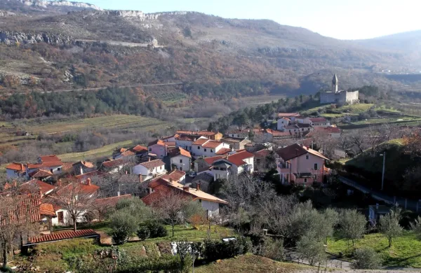 Po novem se lahko tudi lastniki objektov v Hrastovljah potegujejo 
za proračunski denar za obnovo fasad in streh. 