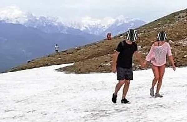 Na Stolu, ki je z višino 2236 m najvišji vrh Karavank, sta se nedavno 
znašla turista v poletni opravi, kar je lahko zelo nevarno.