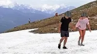 Na Stolu, ki je z višino 2236 m najvišji vrh Karavank, sta se nedavno 
znašla turista v poletni opravi, kar je lahko zelo nevarno.