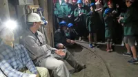 V soju svetil, zadnja postaja igranih prizorov “rudarjev” s svetili 
skozi čas, s Tomažem Bizjakom in akumulatorsko svetilko.