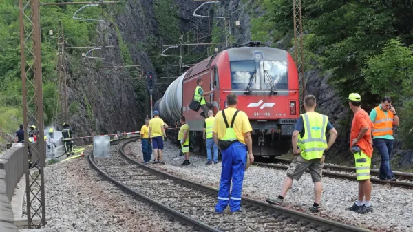 V predoru je iztirilo šest cistern, polnih kerozina.