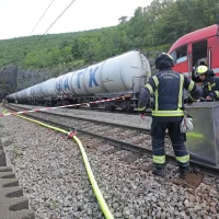 V predoru pri Hrastovljah iztirili vagoni s kerozinom