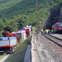 V predoru pri Hrastovljah je danes popoldne, ob 14:50, iztirilo šest 
vagonov tovornega vlaka.