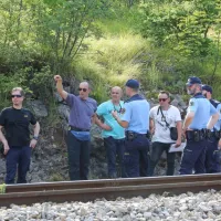 V predoru pri Hrastovljah iztirili vagoni s kerozinom