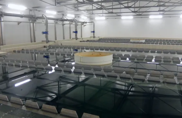 Na ministrstvu za okolje pravijo, da  pitna voda v  Malnih (na 
fotografiji vodarna) ni več ogrožena, saj da so zajeto odpadno 
požarno vodo, s katero so odtekle nevarne snovi, ki bi lahko prišle 
v zajetje, odstranili.