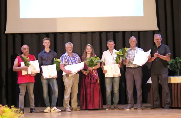 Nagrajenim komenski vinarjem sta  čestitala tudi župan Erik 
Modic in kraljica terana Tinkara Gulič.