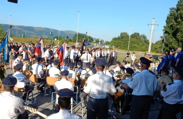 Današnje spominske svečanosti v Divači so se udeležili minister za 
notranje zadeve Boštjan Poklukar,  številni primorski župani in 
županje, vrh slovenske in primorske policije, predstavniki veteranskih organizacij in drugi domoljubi. 