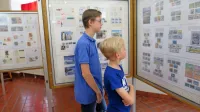 Oliver Svit z bratom Oskarjem pred svojo filatelistično zbirko o 
letalstvu na razstavi društva ob njegovi 70. obletnici.