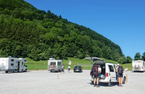Na parkirišču na Štrklepcih ob cesti med Tolminom in Zatolminom 
je več kot sto parkirnih mest za turiste. 