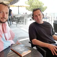 Raper Zlatko Čordić (levo) in pisatelj Jurij Hudolin  sta se najprej spoprijateljila, zatem je prišla še knjiga. 