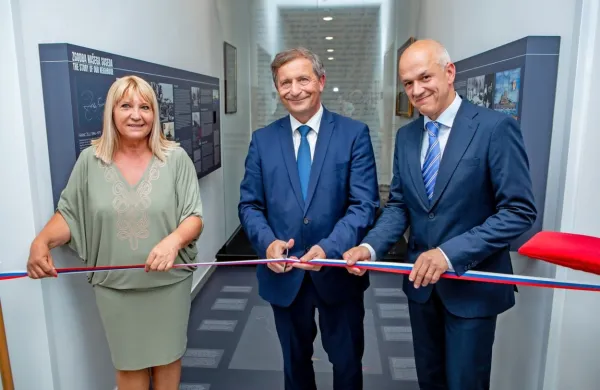 Razstavo so odprli Želetova vnukinja Flory Banovac, obrambni minister Karl Erjavec in direktor Parka 
vojaške zgodovine Janko Boštjančič (z leve).