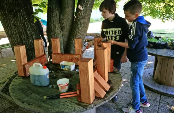 Divaški osnovnošolci so s pomočjo mentorjev iz rabljenih materialov izdelali učilnico na prostem.