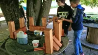Divaški osnovnošolci so s pomočjo mentorjev iz rabljenih materialov izdelali učilnico na prostem.