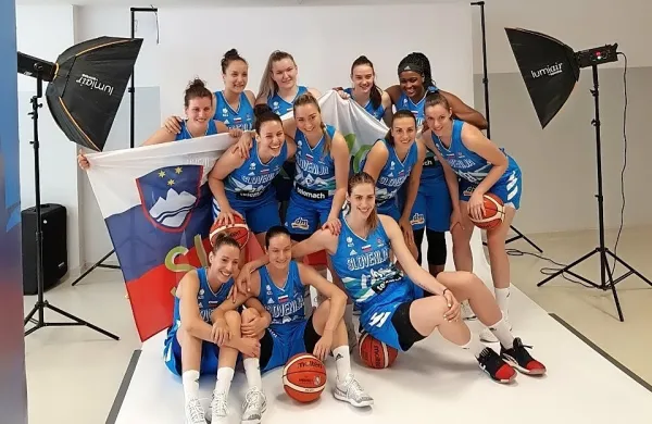 Slovenske reprezentantke na uradnem fotografiranju v Nišu. Tina 
Jakovina (št. 10) edina zastopa primorsko žensko košarko.