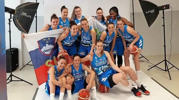 Slovenske reprezentantke na uradnem fotografiranju v Nišu. Tina 
Jakovina (št. 10) edina zastopa primorsko žensko košarko.
