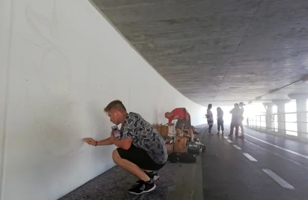 Ekipa mladih bo še danes ustvarjala v podhodu.