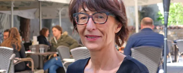  Florence Hartmann: “Sem proti popolni transparentnosti, ker 
menim, da je treba spoštovati zasebnost, saj so mediji že tako lačni 
vsakršnih zasebnih podrobnosti, vendar pa  zagovarjam potrebo 
po dostopnosti do zaupnih dokumentov,” pravi Florence Hartmann.