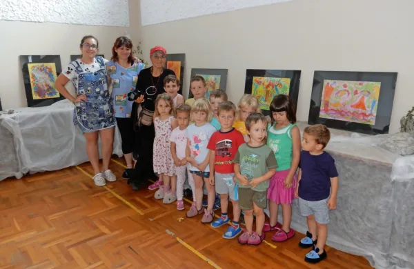 Mladi povirski poustvrajalci z mentoricami Uršo Raimondi, Jerico 
Hlad in Jožico Zafred, v ozadju so njihove slike. 