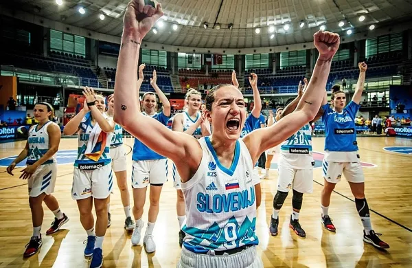 Veselje slovenskih košarkaric po  zmagi.