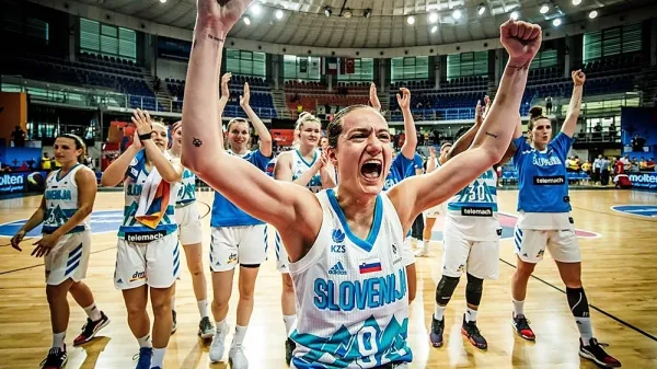 Veselje slovenskih košarkaric po  zmagi.