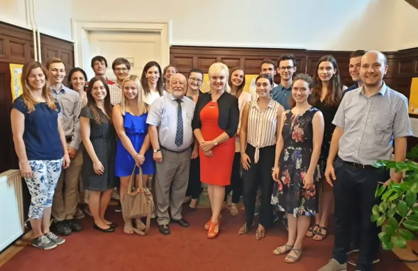 Fundacija Asef je nekatere letošnje štipendiste, potomce Slovencev, ki  spoznavajo Slovenijo, in Slovence, ki odhajajo na tuje 
univerze k profesorjem slovenskega rodu, včeraj predstavila 
ministru Petru Jožefu Česniku. 