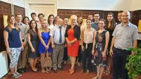 Fundacija Asef je nekatere letošnje štipendiste, potomce Slovencev, ki  spoznavajo Slovenijo, in Slovence, ki odhajajo na tuje 
univerze k profesorjem slovenskega rodu, včeraj predstavila 
ministru Petru Jožefu Česniku. 