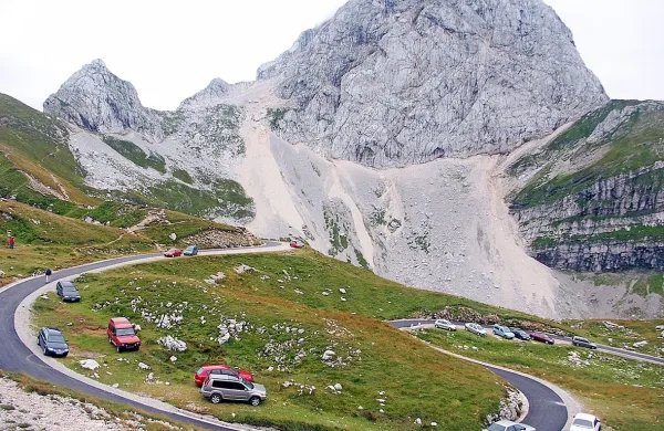 Na sedlo se ob konicah pripelje  do 450 vozil, večina   parkirišč je na   
pentlji. 