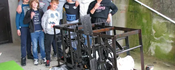 Udeleženci restavratorske delavnice so ponosno pozirali pred 
urnim mehanizmom marežganske stolpne ure.  