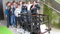 Udeleženci restavratorske delavnice so ponosno pozirali pred 
urnim mehanizmom marežganske stolpne ure.  