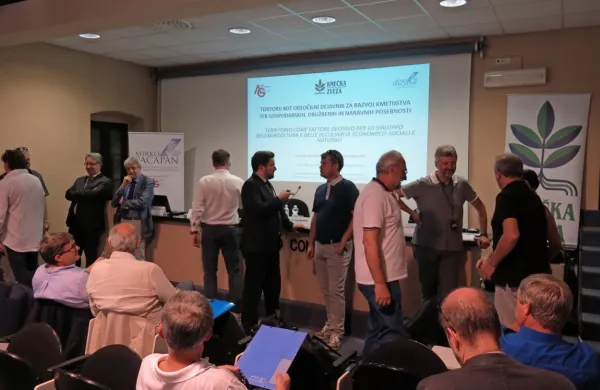 Na posvetu v devinskem gradu so se zbrali predstavniki kmečkih 
organizacij, strokovnjaki, pa tudi predstavniki oblasti, ki so 
razmišljali, kako zagotoviti razvoj na bolj zapostavljenih območjih.