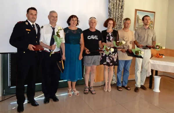 Divaška županja je včeraj  v imenu občine podelila občinsko 
priznanje PGD Divača, plakete pa Zdravku Družini, Petri Sosič ter  
jamarjem Albertu Ličanu, Jaki Jakofčiču in Luki  Biščaku.