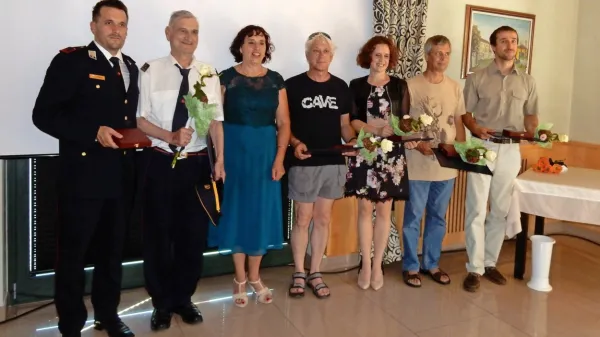 Divaška županja je včeraj  v imenu občine podelila občinsko 
priznanje PGD Divača, plakete pa Zdravku Družini, Petri Sosič ter  
jamarjem Albertu Ličanu, Jaki Jakofčiču in Luki  Biščaku.