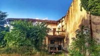Propadajoča Gradnikova domačija čaka na boljše čase. Zdaj je na 
mizi ideja, da bi jo prenovili v center poezije.  