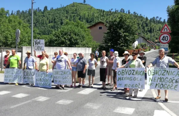 Prebivalci Kosovelove ulice menijo, da je edina rešitev gradnja obvoznice.
