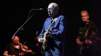 Mark Knopfler je v Stožicah tokrat večkrat bolj momljal kot pel, kitaro pa še zmeraj igra izvrstno. 
