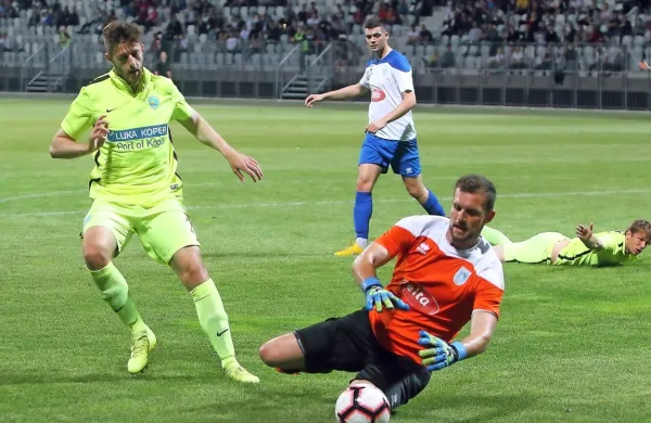 Vratar Igor Nenezić se je po kratki epizodi v Izoli (fotografija v izolskem dresu je z zadnjega istrskega 
derbija) znova vrnil v koprske vrste.