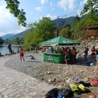 Razgrete glave so obiskovalci festivala čez dan hladili v Idrijci na 
kopališču na Slapu ob Idrijci. 