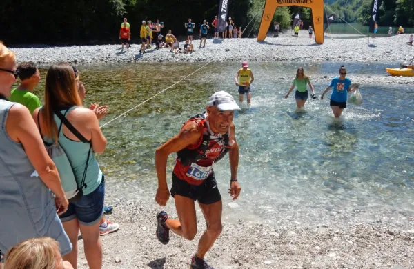 Zmagovalec na 43 kilometrov Simon Strnad je kot za šalo 
prebrodil še  Tolminko. 