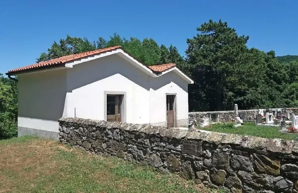 Domačini so z lastnim denarjem in delom zgradili mrliško vežico in 
čajno kuhinjo ob njej, obnovili zid okoli pokopališča, vse lepo 
vzdrževali, nato pa so jim objestneži prav na vaški praznik   razbili 
vse šipe. 