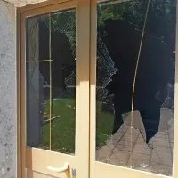 Še v petek lepe šipe na vratih vrhpoljske  mrliške vežice so zdaj 
žalostne priče še enega vandalskega početja.

 