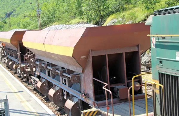 S prizorišča iztirjenja vagonov so odvažali s kerozinom prepojeno 
kamenje.