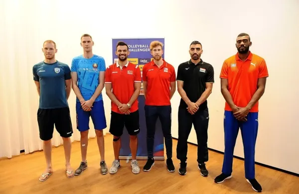  Kapetan Slovenije Tine Urnaut (levo) v družbi  kapetanov reprezentanc Belorusije, Turčije, Čila, Egipta in Kube, ki začenjajo 
kvalifikacije za vstop v elitno svetovno ligo narodov. 