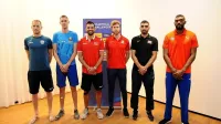  Kapetan Slovenije Tine Urnaut (levo) v družbi  kapetanov reprezentanc Belorusije, Turčije, Čila, Egipta in Kube, ki začenjajo 
kvalifikacije za vstop v elitno svetovno ligo narodov. 