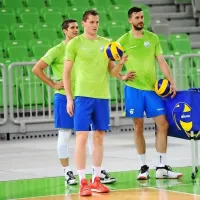 Izolan Mitja Gasparini (desno z žogo) bo Slovence v Stožicah 
zalagal tudi z ostrimi in natančnimi servisi. 