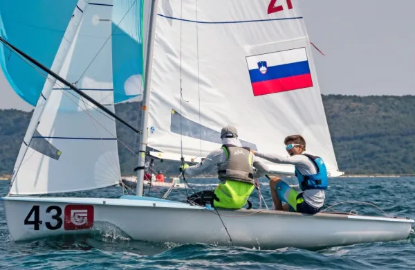 Slovenska aduta Rok Verderber in Matej Planinšič sta bila po prvem dnevu tekmovanja na drugem 
mestu.