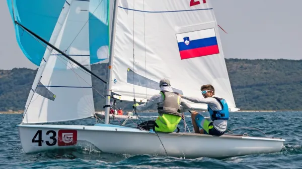 Slovenska aduta Rok Verderber in Matej Planinšič sta bila po prvem dnevu tekmovanja na drugem 
mestu.