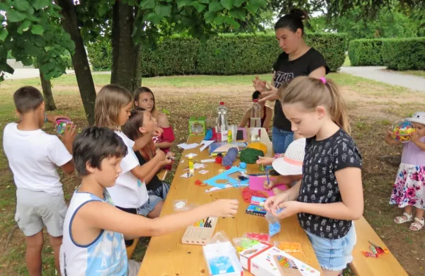 Park pri starem gradu je v teh vročih dneh odličen kraj za 
ustvarjanje, druženje, rekreacijo in še kaj.