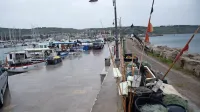 Ribiški pomol so obnovili, makadamsko pot ob njem še ne. 