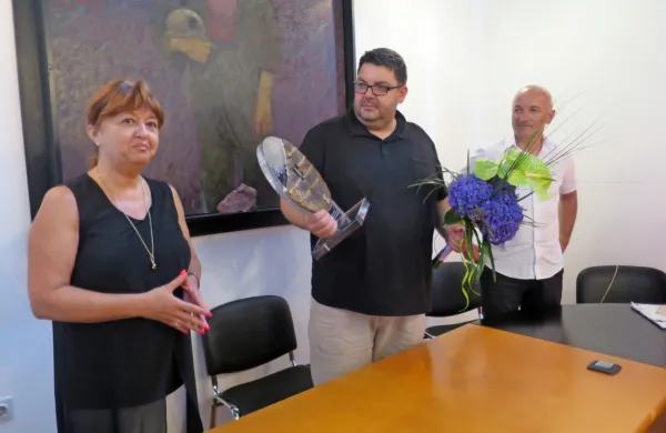 Tomaž Vencelj s pokalom za naj gostitelja dirke po Sloveniji, ob 
njem direktor dirke Bogdan Fink in  predsednica organizatorjev 
Mojca Novak. 